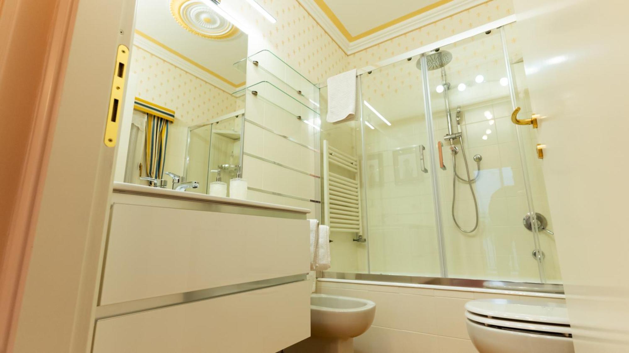 New Cozy Apartment - City Centre Lecco Esterno foto