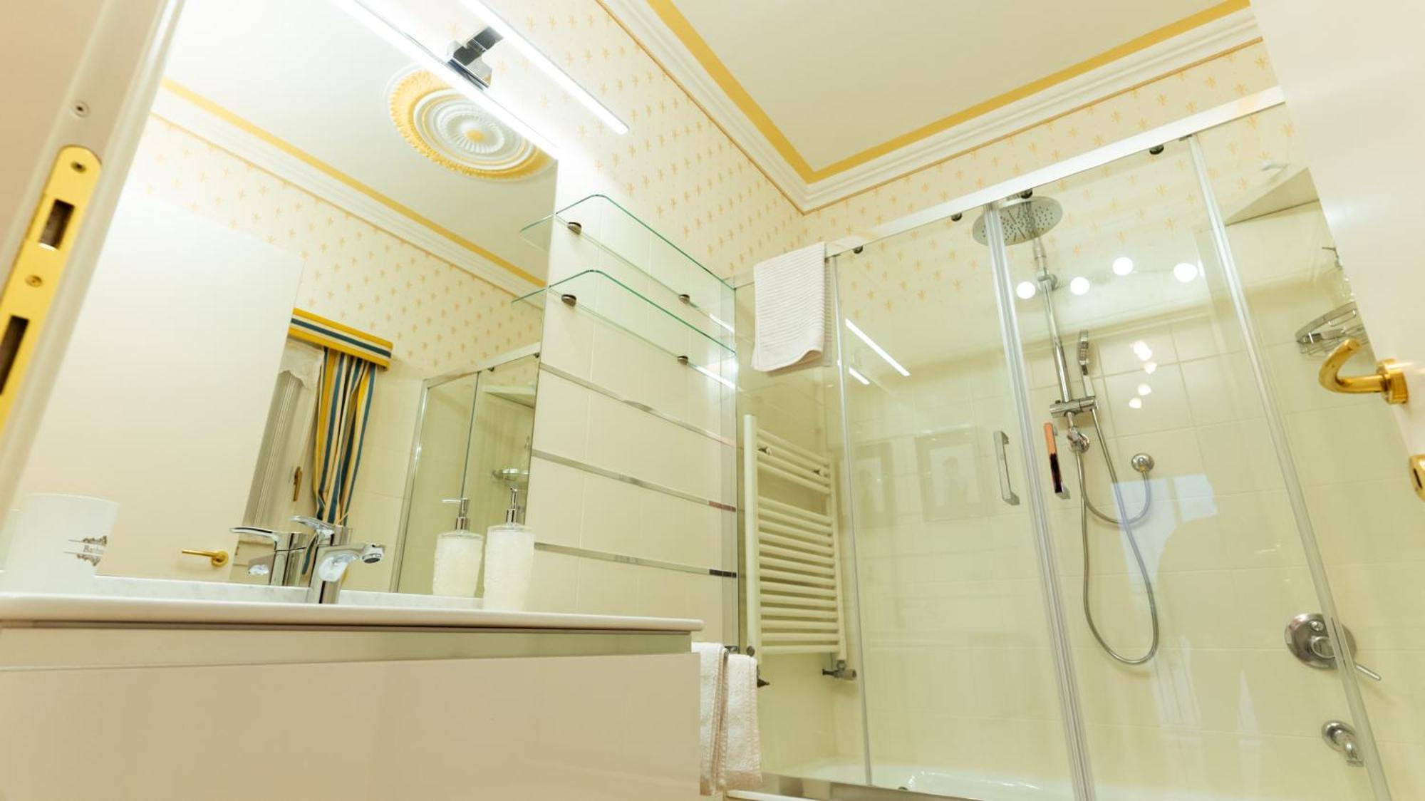 New Cozy Apartment - City Centre Lecco Esterno foto